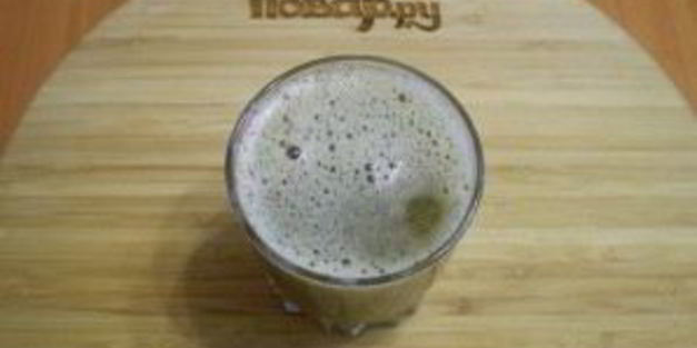 зеленый коктейль со сливой