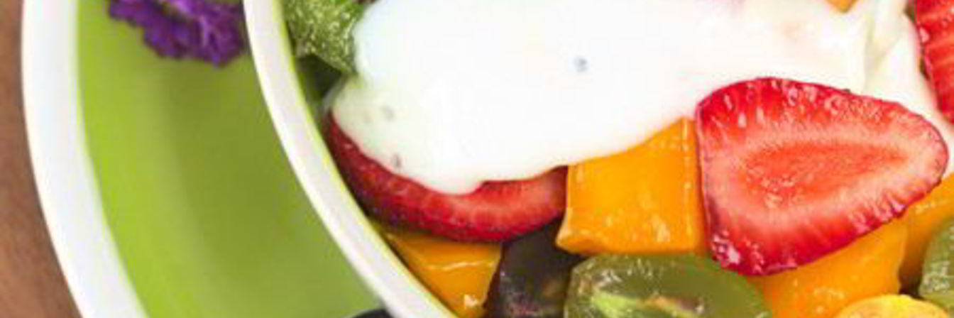 Фруктовый салат с шоколадным соусом