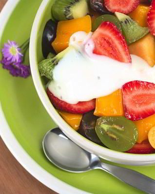 Фруктовый салат с шоколадным соусом