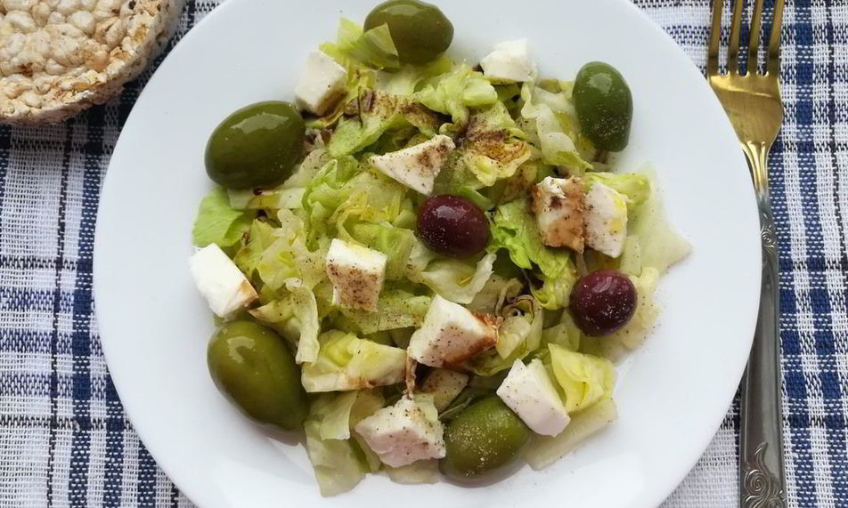 Рецепт итальянский салат с оливками, салатом айсберг и моцареллой