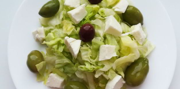 итальянский салат с оливками, салатом айсберг и моцареллой