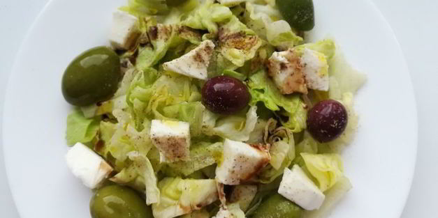 итальянский салат с оливками, салатом айсберг и моцареллой