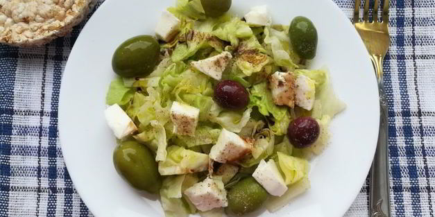 итальянский салат с оливками, салатом айсберг и моцареллой