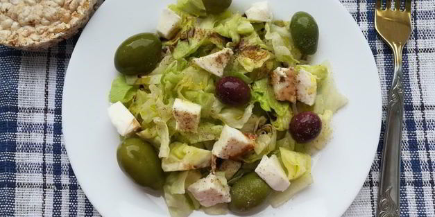 итальянский салат с оливками, салатом айсберг и моцареллой