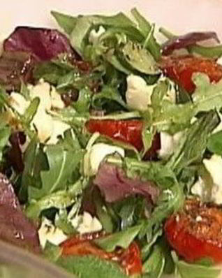 Итальянский салат с вялеными помидорами