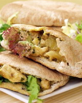 Куриный салат с виноградом и кешью в пите