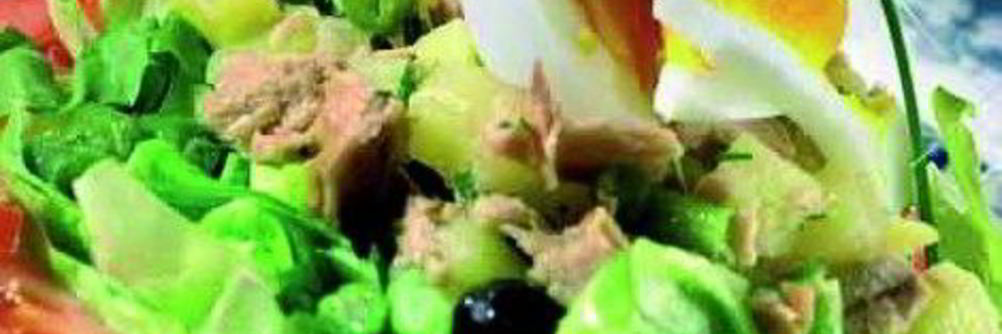 Летний салат с тунцом, огурцами и рукколой