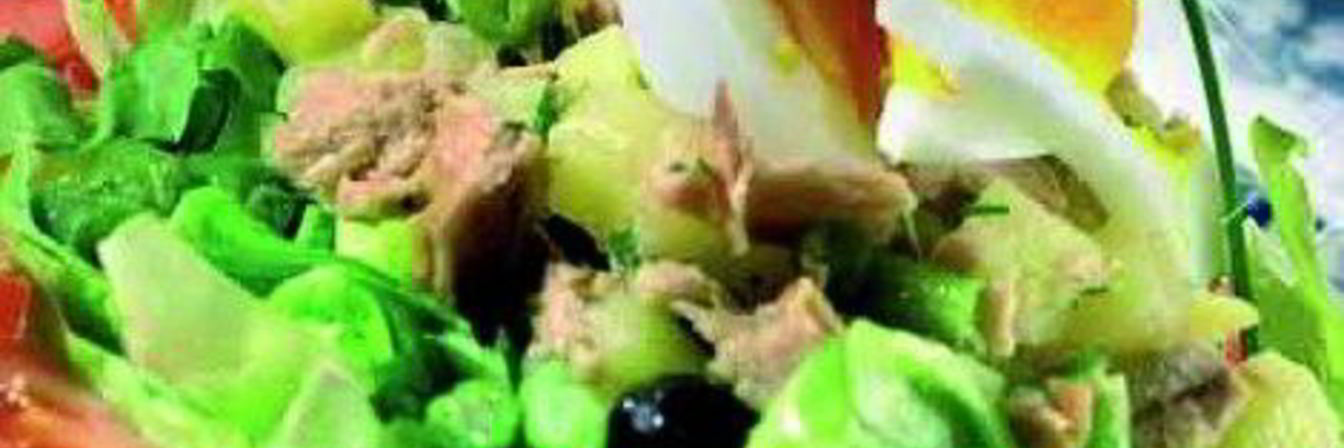 Летний салат с тунцом, огурцами и рукколой