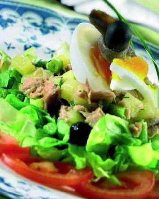 Летний салат с тунцом, огурцами и рукколой