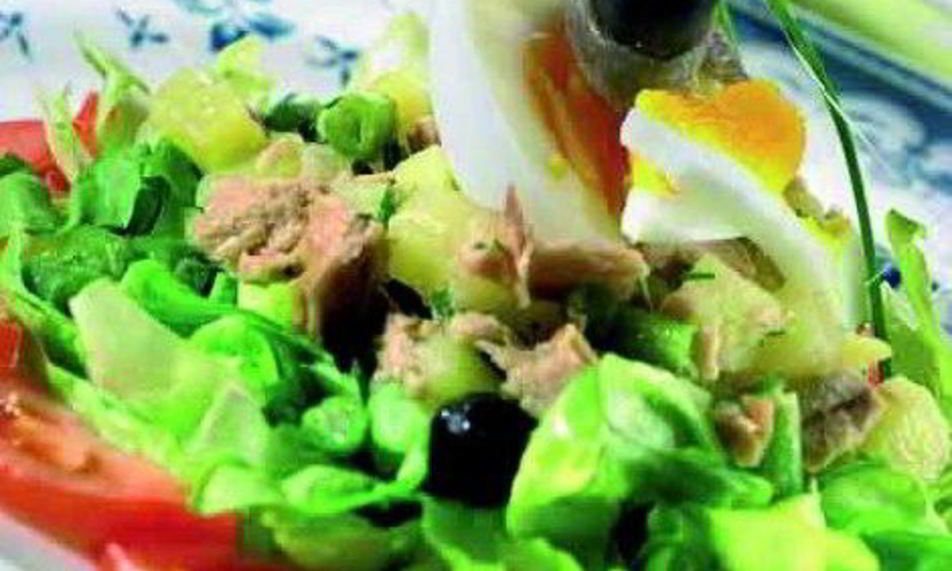 Рецепт летний салат с тунцом, огурцами и рукколой