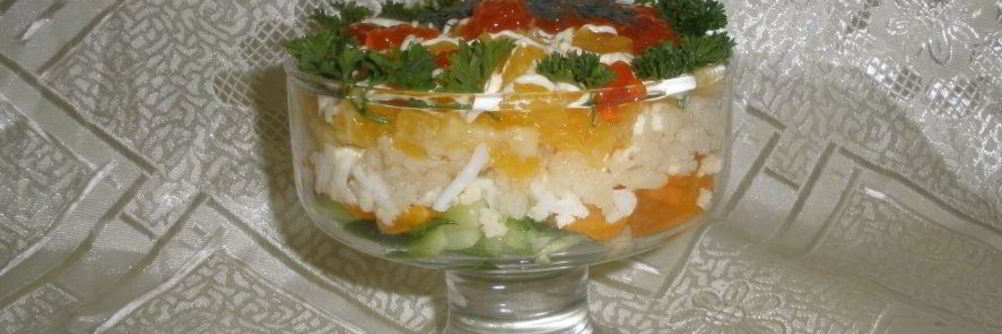 Новогодний салат из красной рыбы с огурцом