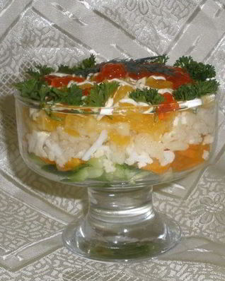 Новогодний салат из красной рыбы с огурцом