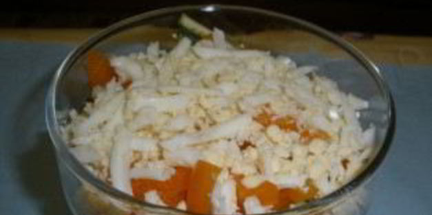 новогодний салат из красной рыбы с огурцом