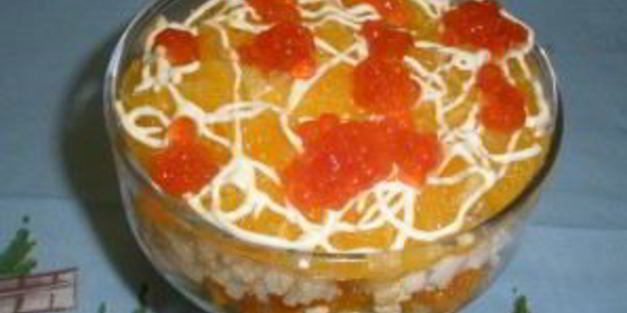 новогодний салат из красной рыбы с огурцом