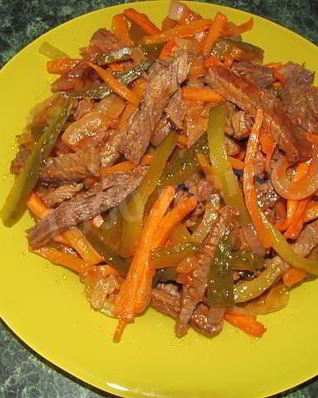 Охотничий салат с вареной говядиной и соленым огурцом