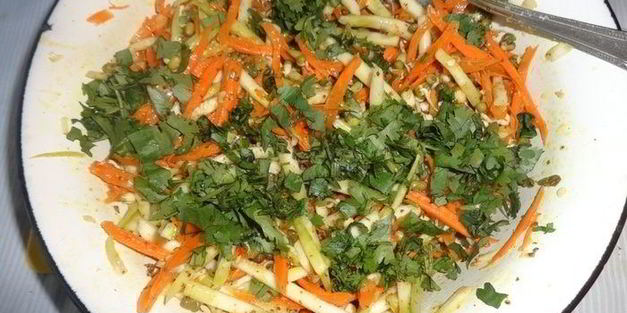 острый овощной салат с пророщенным машем