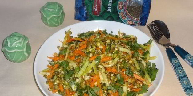 острый овощной салат с пророщенным машем