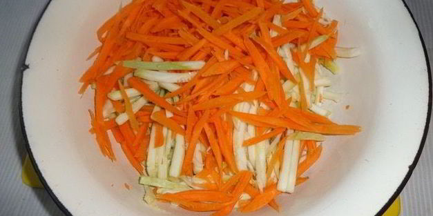 острый овощной салат с пророщенным машем