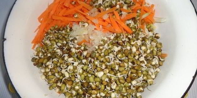 острый овощной салат с пророщенным машем