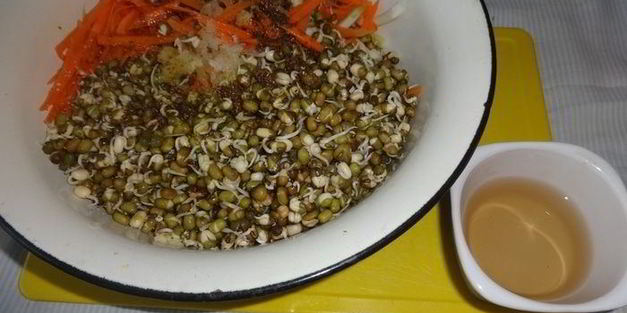 острый овощной салат с пророщенным машем