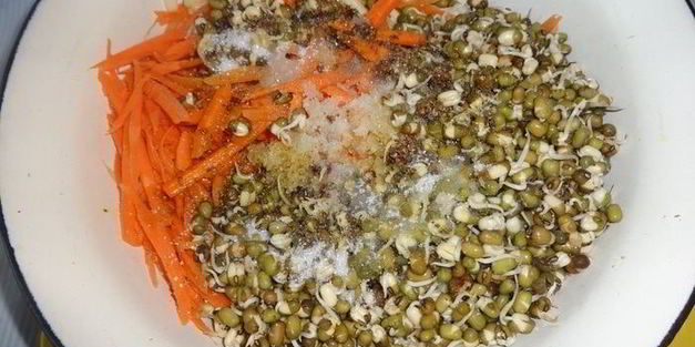 острый овощной салат с пророщенным машем