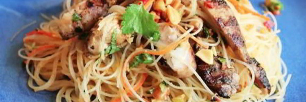 Острый салат с рисовой лапшой