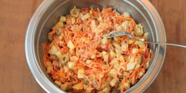 праздничный салат с крабовыми палочками и корейской морковью