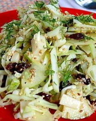 Простой салат из свежей капусты