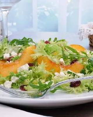 Салат c клюквой и козьим сыром