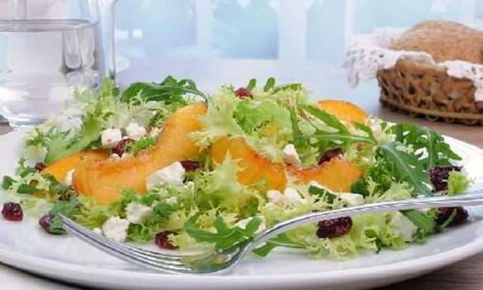 Рецепт салат c клюквой и козьим сыром