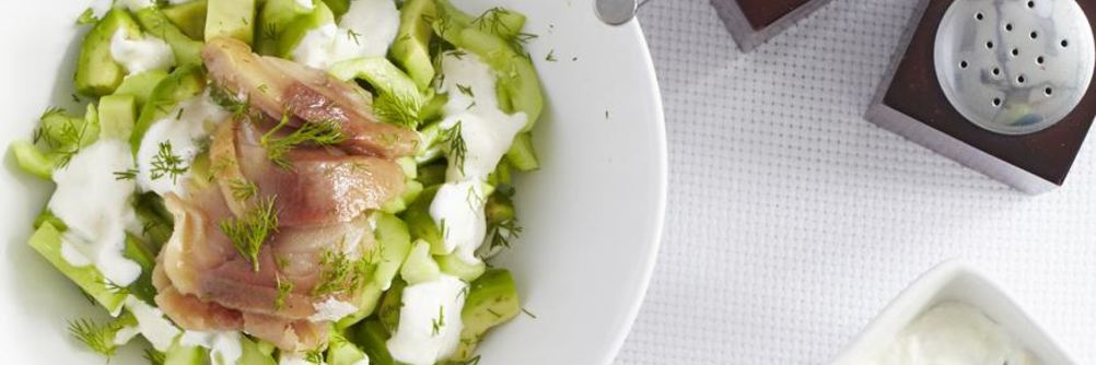 Салат из авокадо и копченой рыбы