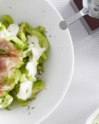 Салат из авокадо и копченой рыбы
