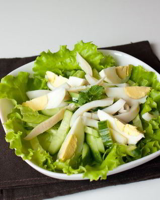 Салат из кальмара, яиц и огурца