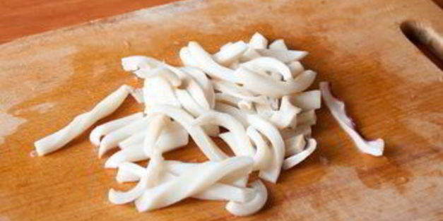 салат из кальмара, яиц и огурца