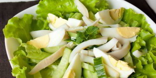 салат из кальмара, яиц и огурца