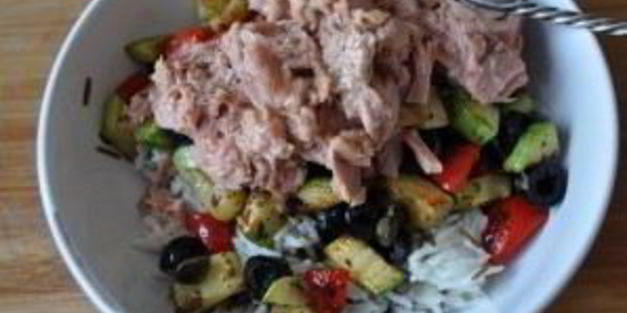 салат из консервированного тунца с рисом