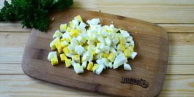 салат из крапивы с яйцом и огурцом