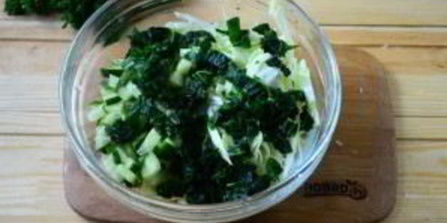 салат из крапивы с яйцом и огурцом