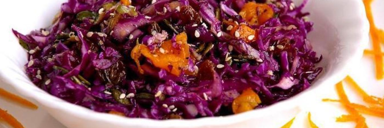 Салат из красной капусты с тыквой и тыквенными семечками
