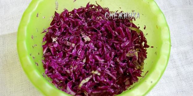 салат из красной капусты с тыквой и тыквенными семечками