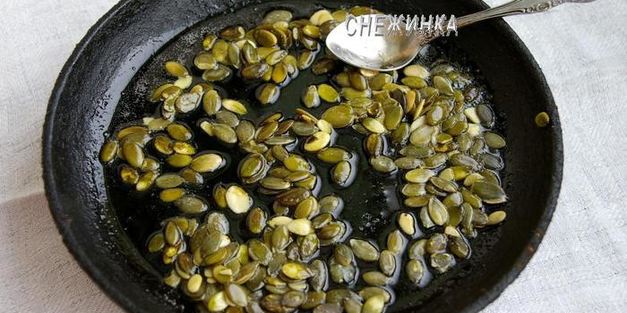 салат из красной капусты с тыквой и тыквенными семечками