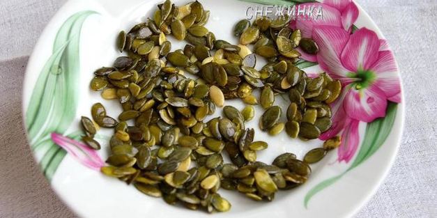 салат из красной капусты с тыквой и тыквенными семечками