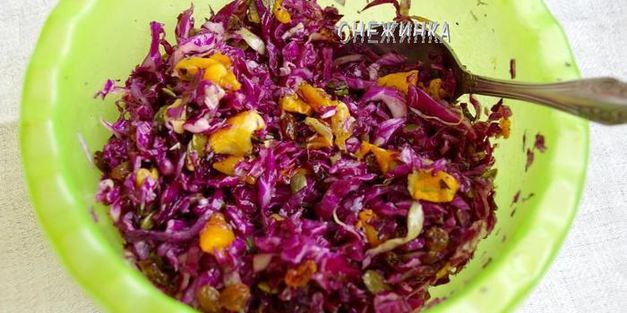 салат из красной капусты с тыквой и тыквенными семечками