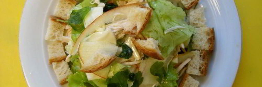 Салат из курицы с сухариками