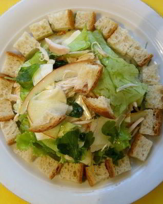 Салат из курицы с сухариками