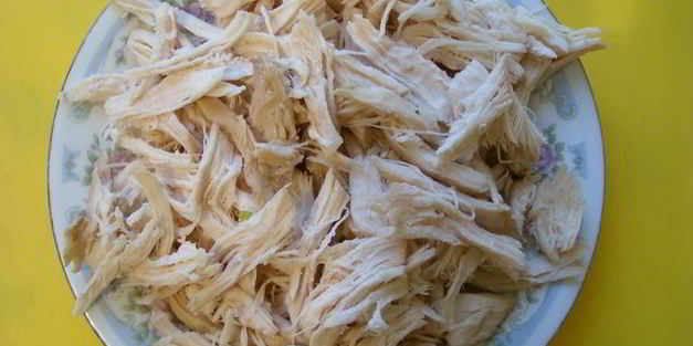 салат из курицы с сухариками