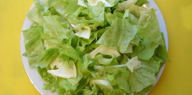 салат из курицы с сухариками