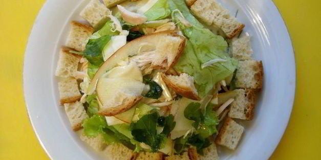 салат из курицы с сухариками