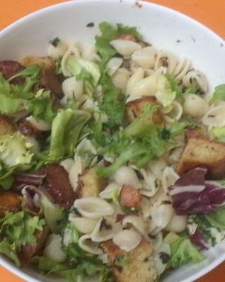 Салат из макарон с копченой колбасой и хрустящими крутонами