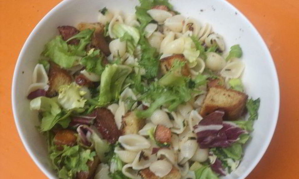 Рецепт салат из макарон с копченой колбасой и хрустящими крутонами